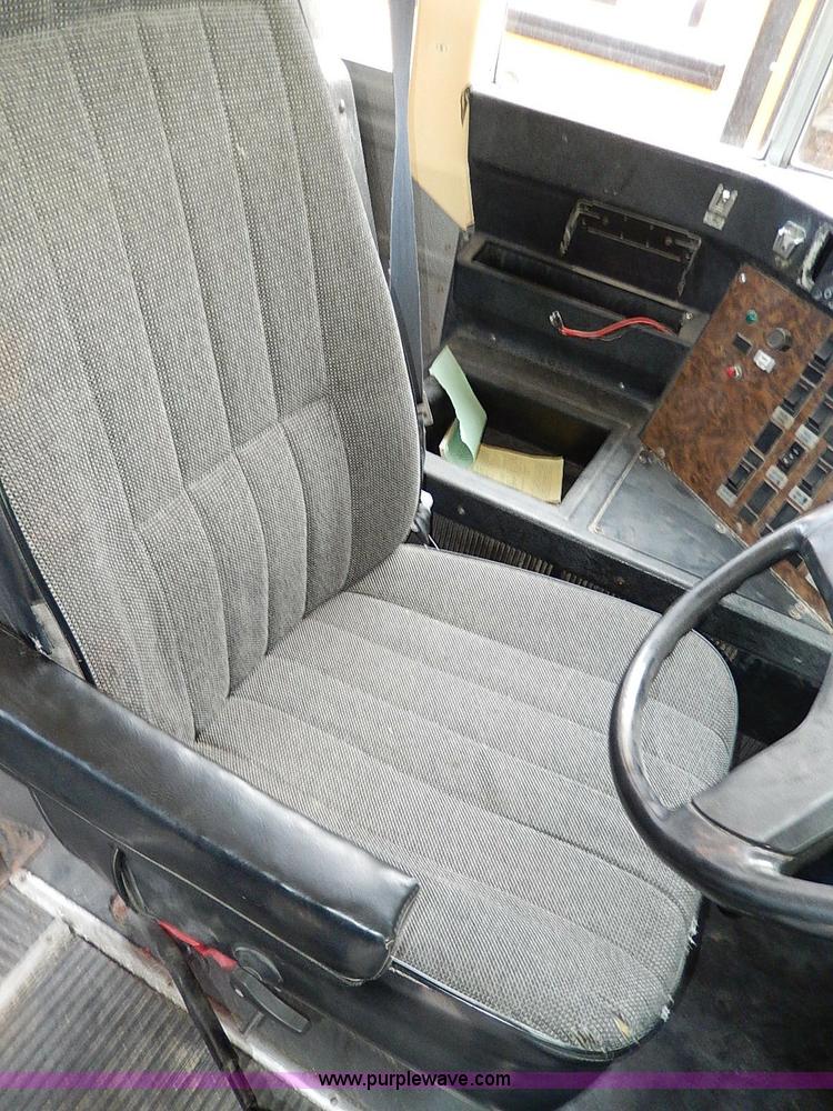 image for item H9512 1995 International 3800 school bus