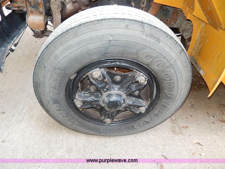 image for item H9512 1995 International 3800 school bus