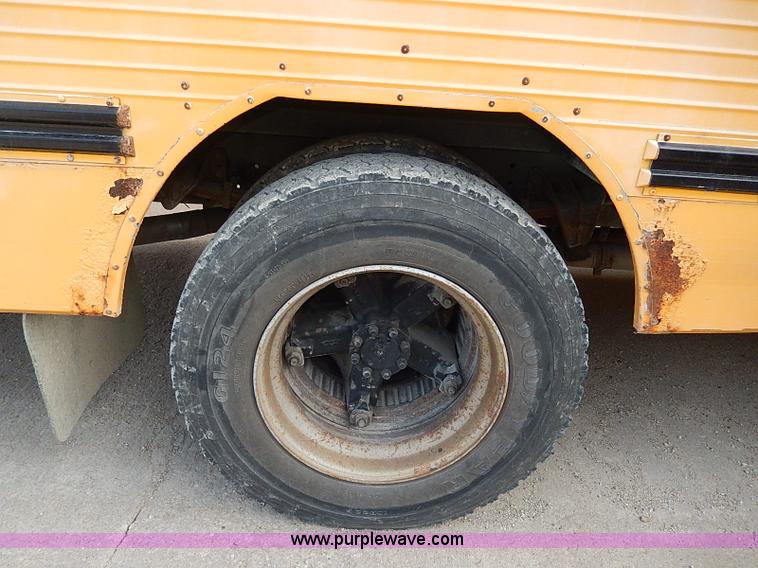 image for item H9512 1995 International 3800 school bus