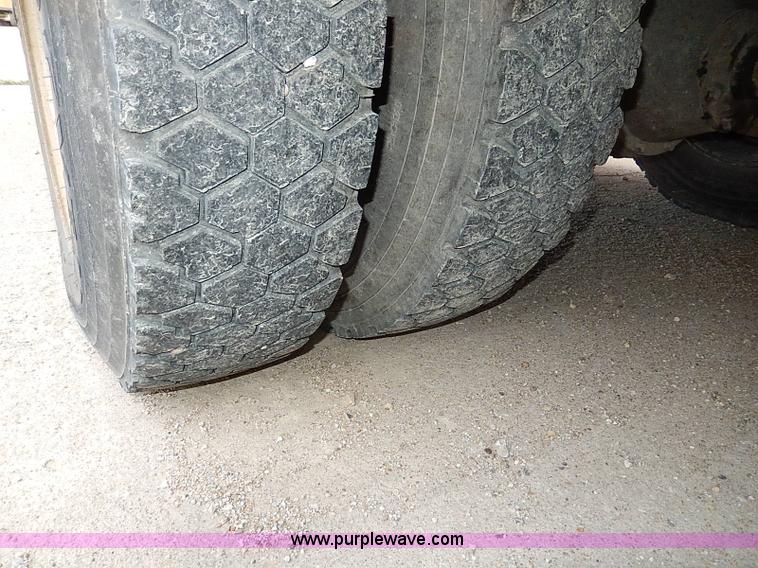 image for item H9512 1995 International 3800 school bus