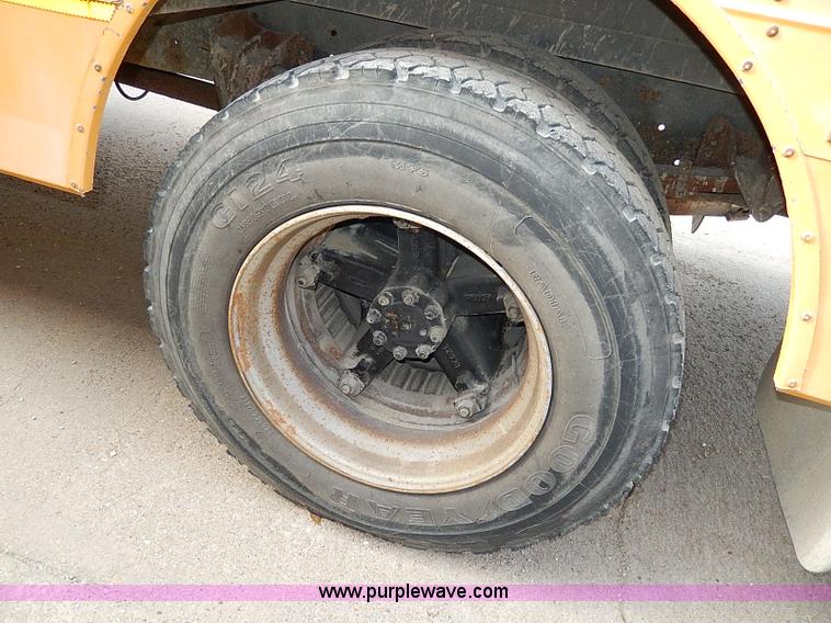 image for item H9512 1995 International 3800 school bus