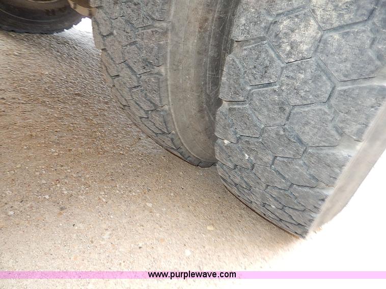 image for item H9512 1995 International 3800 school bus