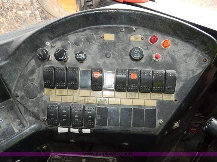 image for item H9522 1997 International 3800 school bus