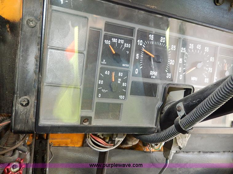 image for item H9522 1997 International 3800 school bus