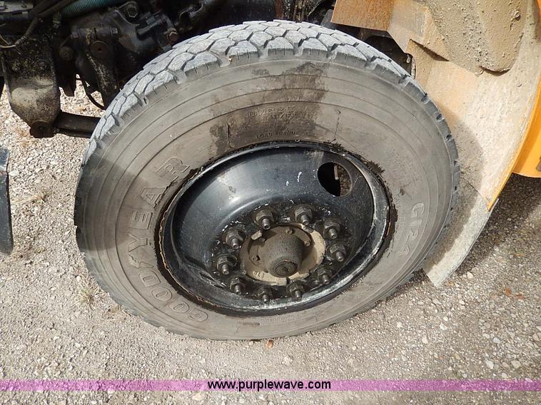 image for item H9522 1997 International 3800 school bus