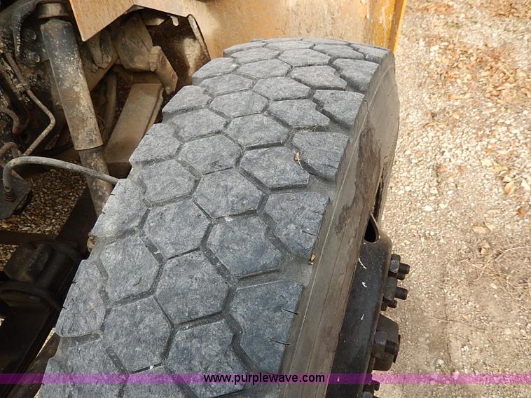 image for item H9522 1997 International 3800 school bus