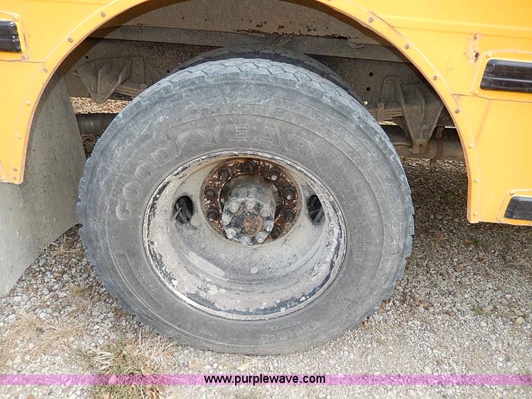 image for item H9522 1997 International 3800 school bus