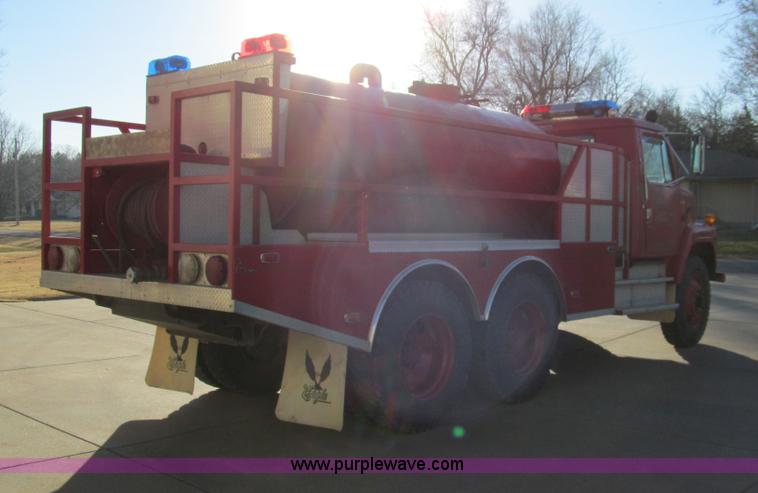 image for item I1311 1979 International S2200 water tanker truck