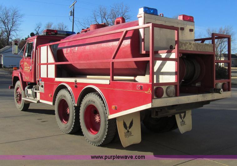 image for item I1311 1979 International S2200 water tanker truck