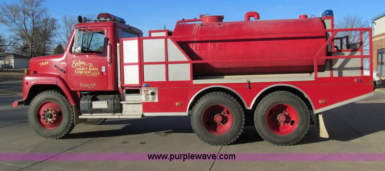 image for item I1311 1979 International S2200 water tanker truck