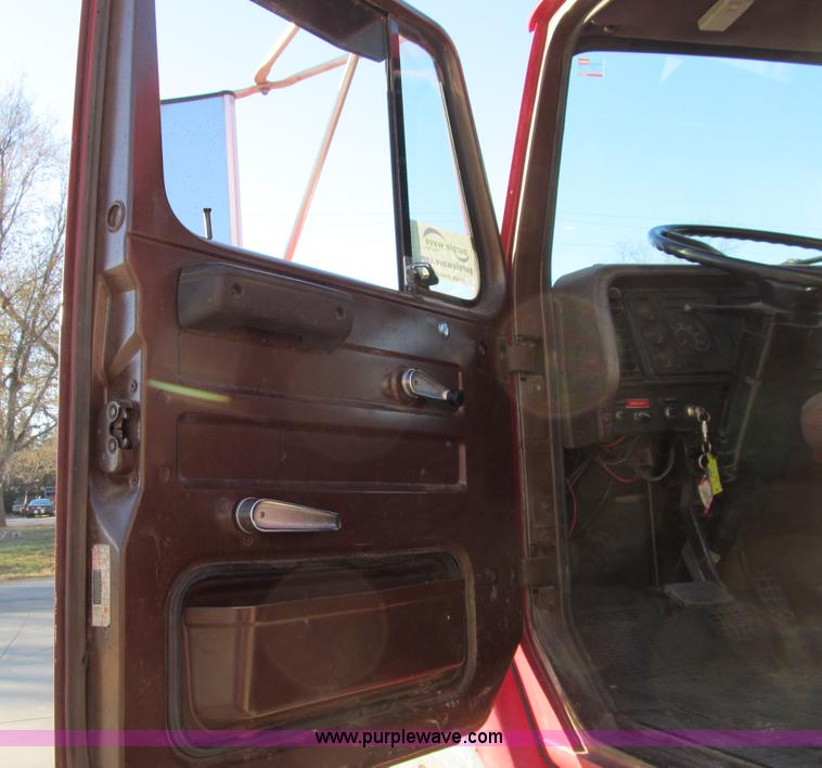 image for item I1311 1979 International S2200 water tanker truck