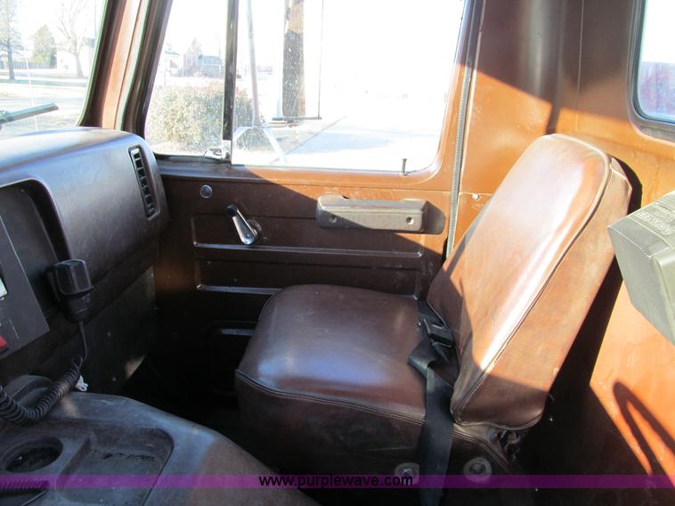 image for item I1311 1979 International S2200 water tanker truck