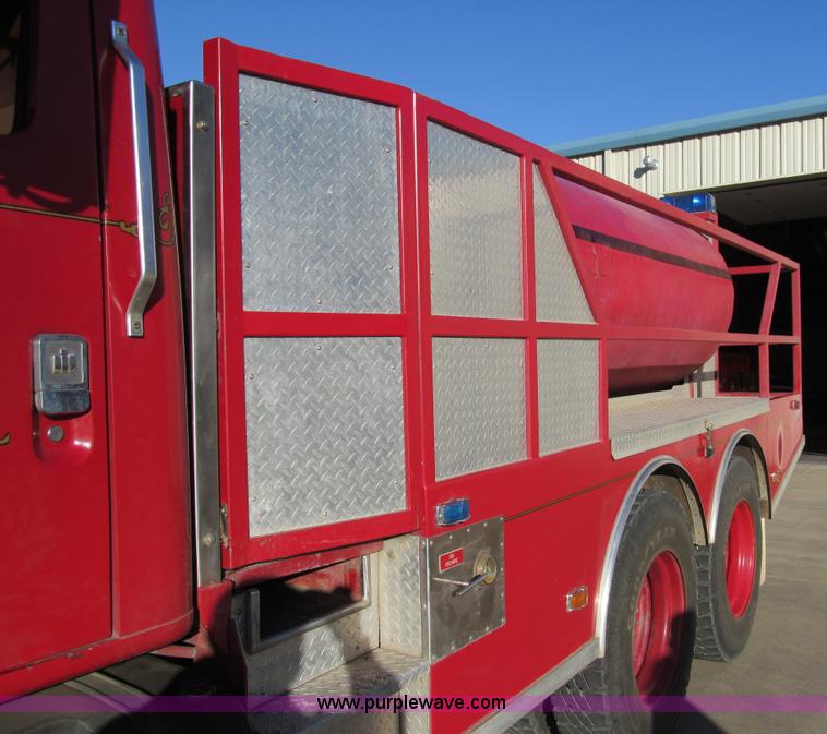 image for item I1311 1979 International S2200 water tanker truck