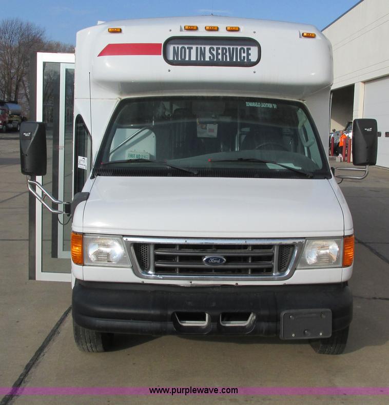 image for item I4207 2006 Ford E450 Super Duty bus