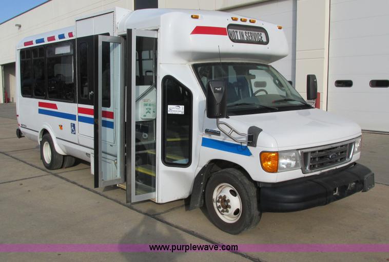 image for item I4207 2006 Ford E450 Super Duty bus