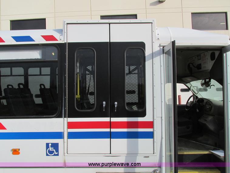 image for item I4207 2006 Ford E450 Super Duty bus