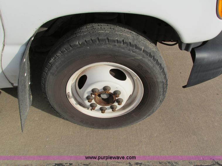 image for item I4207 2006 Ford E450 Super Duty bus