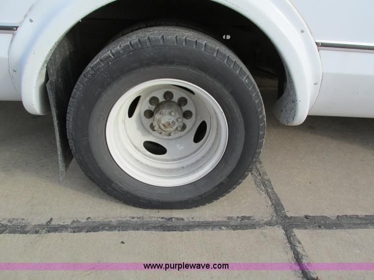 image for item I4207 2006 Ford E450 Super Duty bus