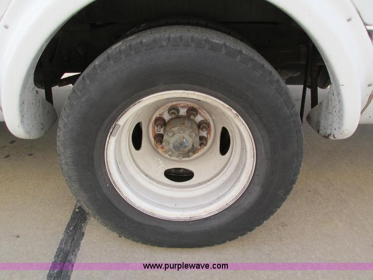 image for item I4207 2006 Ford E450 Super Duty bus