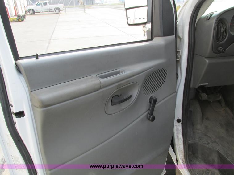 image for item I4207 2006 Ford E450 Super Duty bus