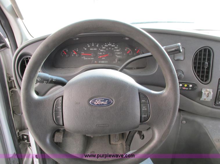 image for item I4207 2006 Ford E450 Super Duty bus