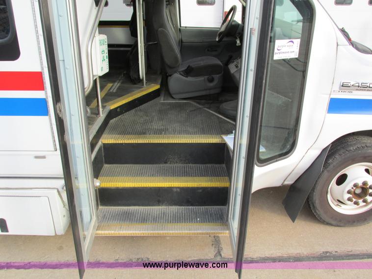 image for item I4207 2006 Ford E450 Super Duty bus