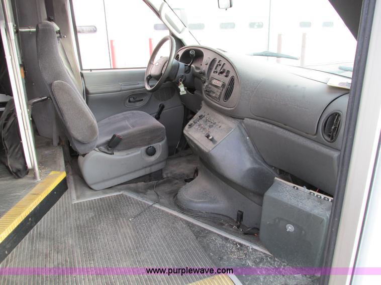 image for item I4207 2006 Ford E450 Super Duty bus
