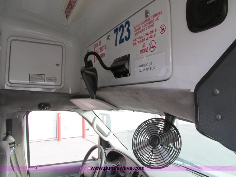 image for item I4207 2006 Ford E450 Super Duty bus
