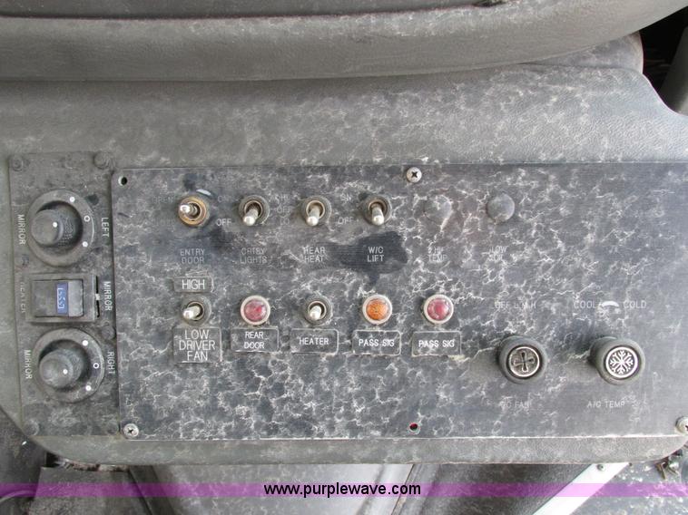 image for item I4207 2006 Ford E450 Super Duty bus