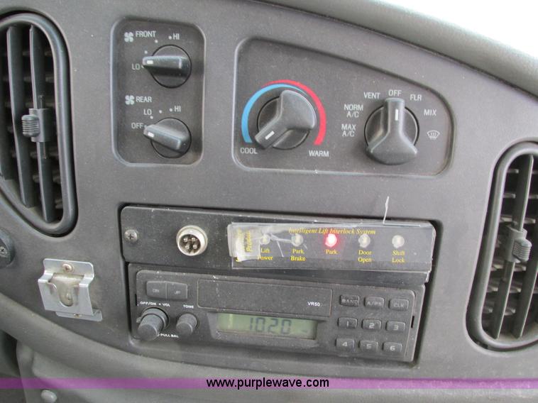 image for item I4207 2006 Ford E450 Super Duty bus