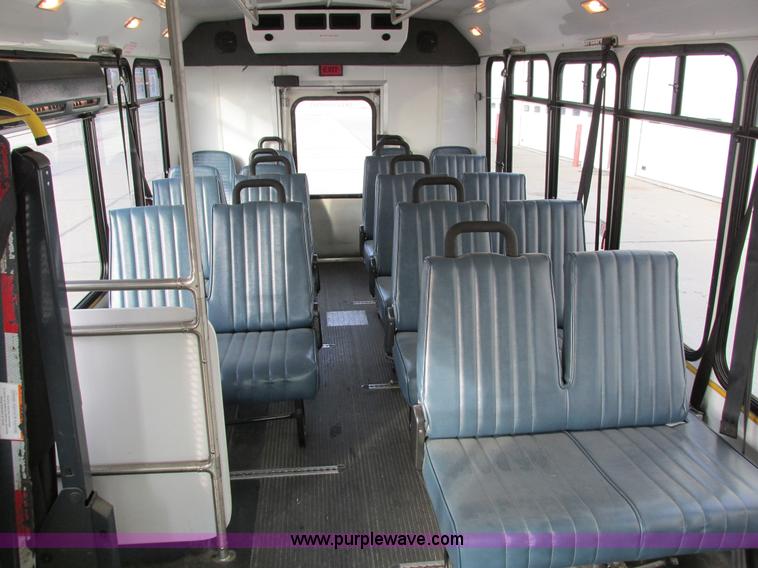 image for item I4207 2006 Ford E450 Super Duty bus