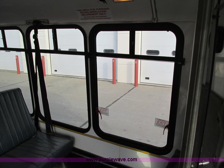 image for item I4207 2006 Ford E450 Super Duty bus