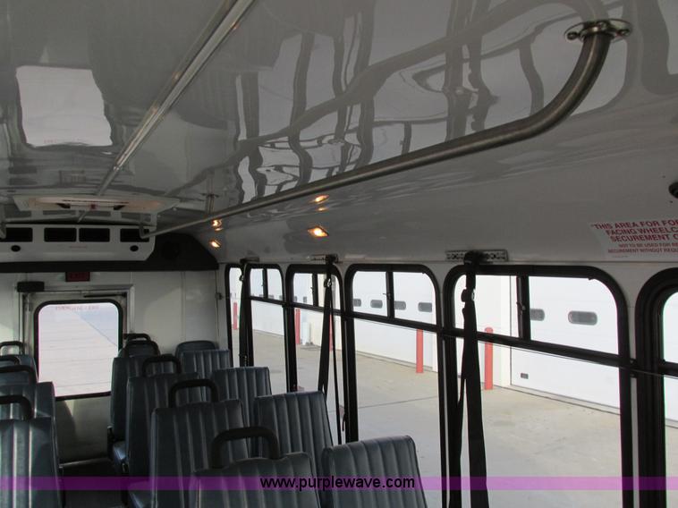 image for item I4207 2006 Ford E450 Super Duty bus