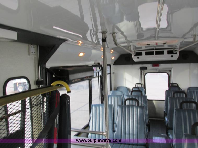 image for item I4207 2006 Ford E450 Super Duty bus