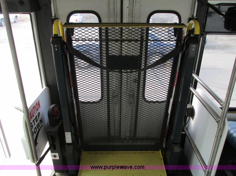 image for item I4207 2006 Ford E450 Super Duty bus