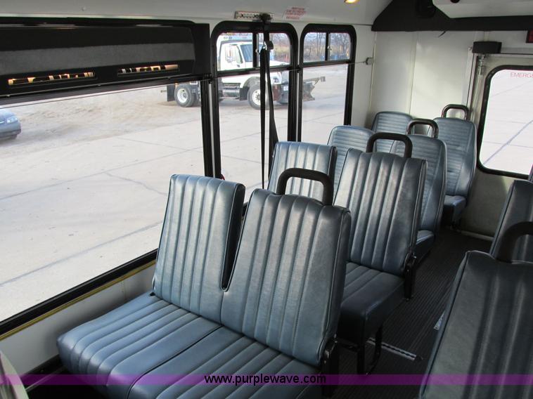 image for item I4207 2006 Ford E450 Super Duty bus