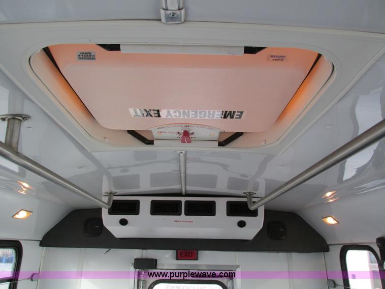 image for item I4207 2006 Ford E450 Super Duty bus