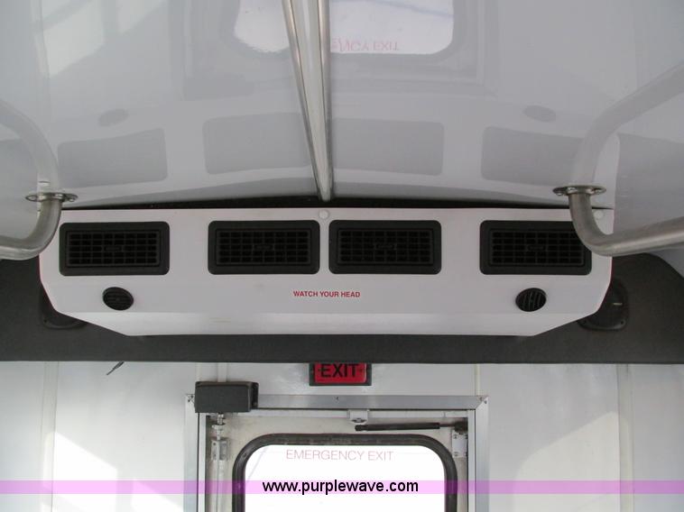 image for item I4207 2006 Ford E450 Super Duty bus