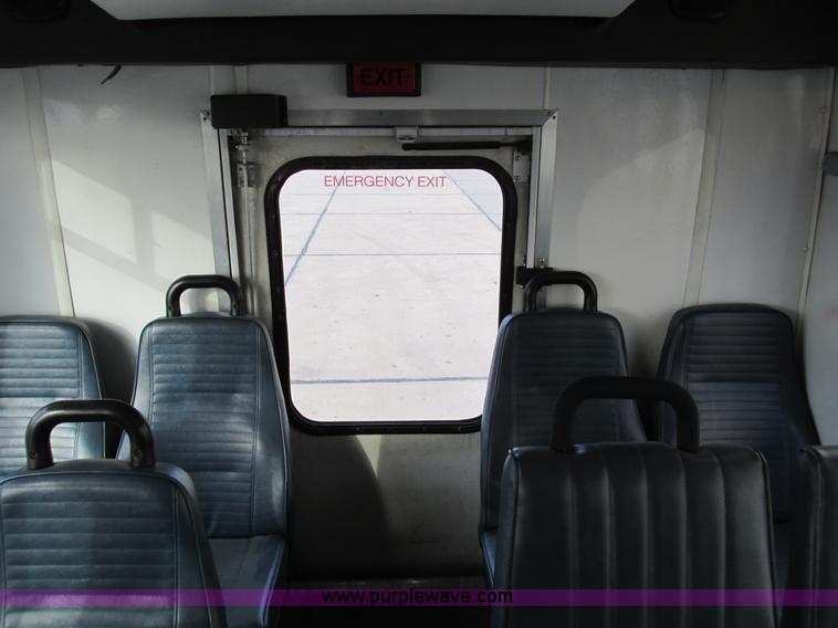 image for item I4207 2006 Ford E450 Super Duty bus