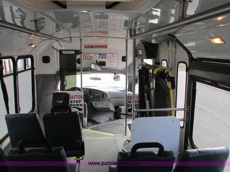 image for item I4207 2006 Ford E450 Super Duty bus