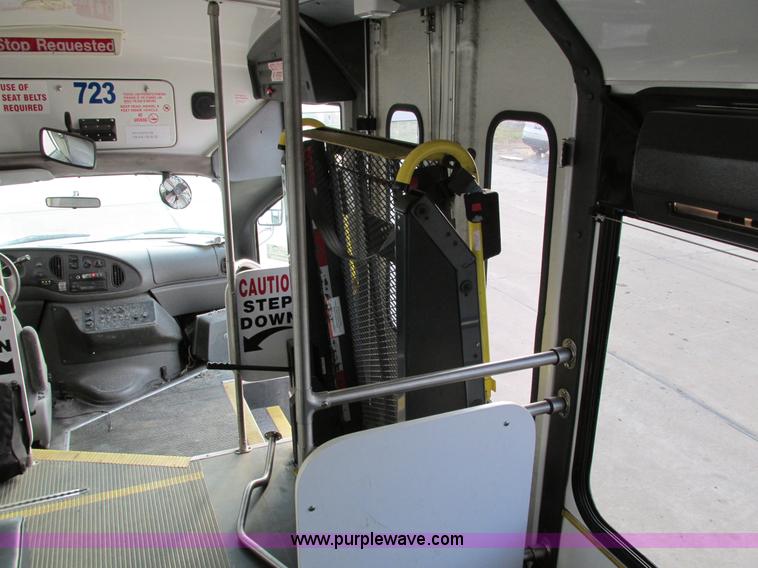 image for item I4207 2006 Ford E450 Super Duty bus