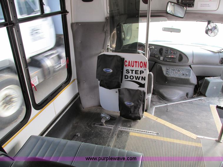 image for item I4207 2006 Ford E450 Super Duty bus
