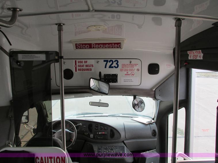 image for item I4207 2006 Ford E450 Super Duty bus