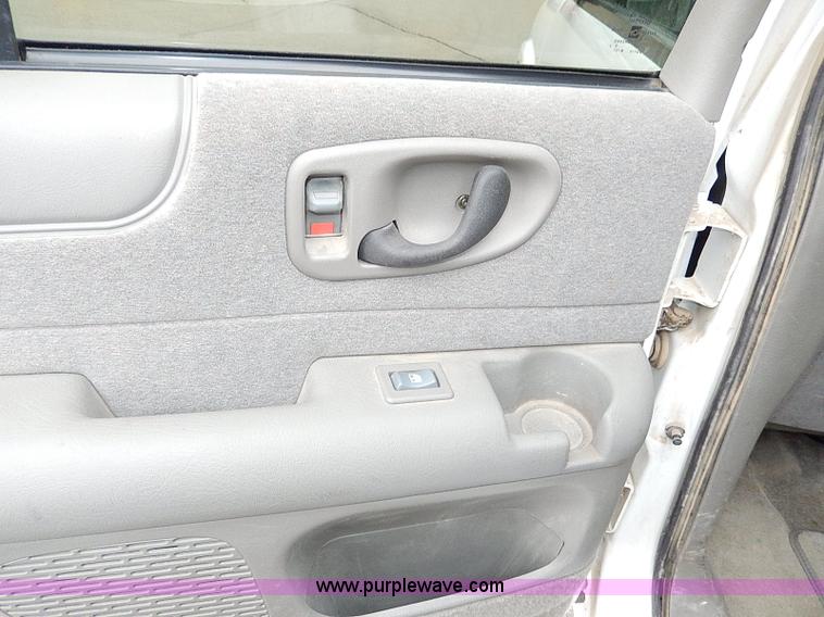 image for item I9480 2002 Chevrolet Blazer LS SUV