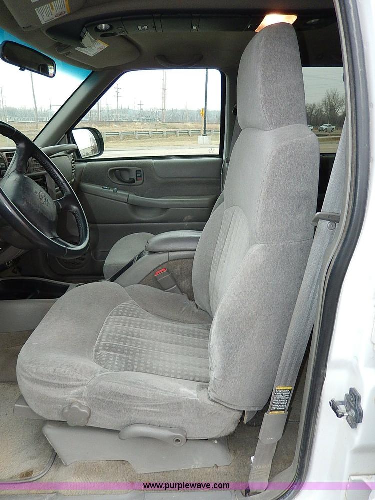 image for item I9480 2002 Chevrolet Blazer LS SUV