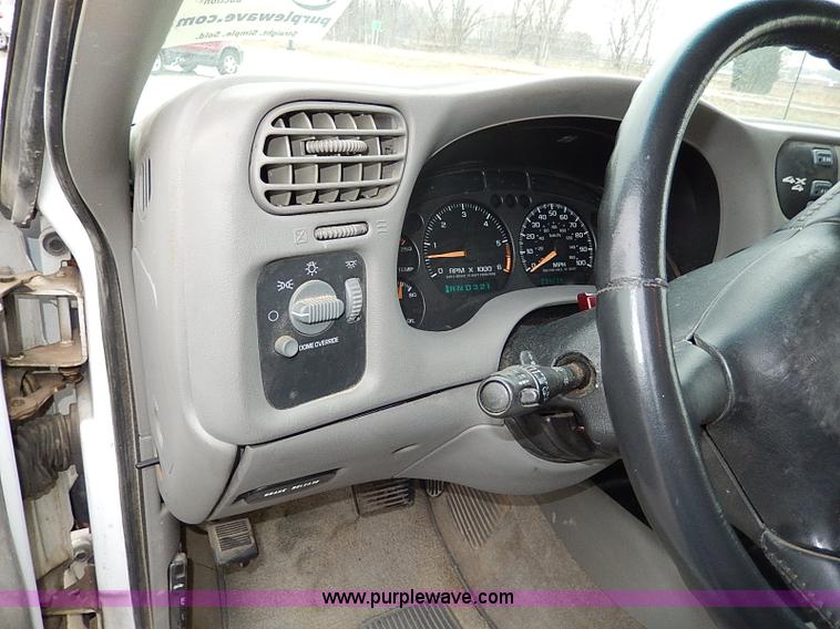 image for item I9480 2002 Chevrolet Blazer LS SUV