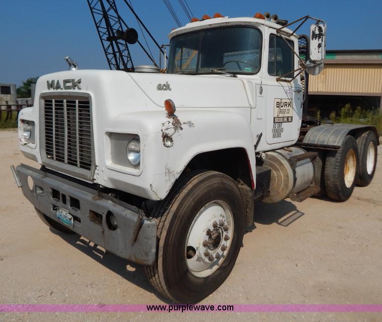 image for item B5826 1981 Mack R747-ST2337 semi truck