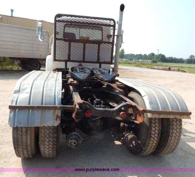 image for item B5826 1981 Mack R747-ST2337 semi truck