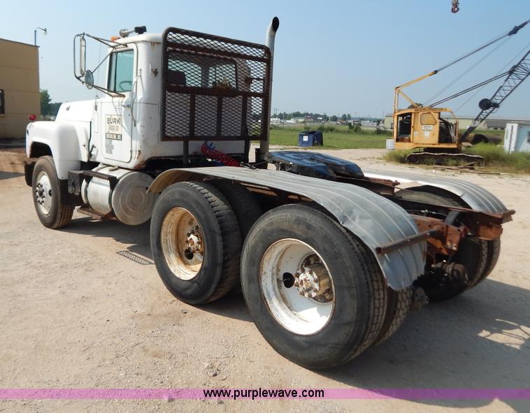 image for item B5826 1981 Mack R747-ST2337 semi truck