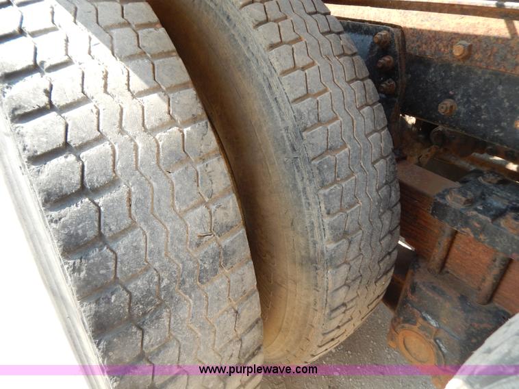 image for item B5826 1981 Mack R747-ST2337 semi truck